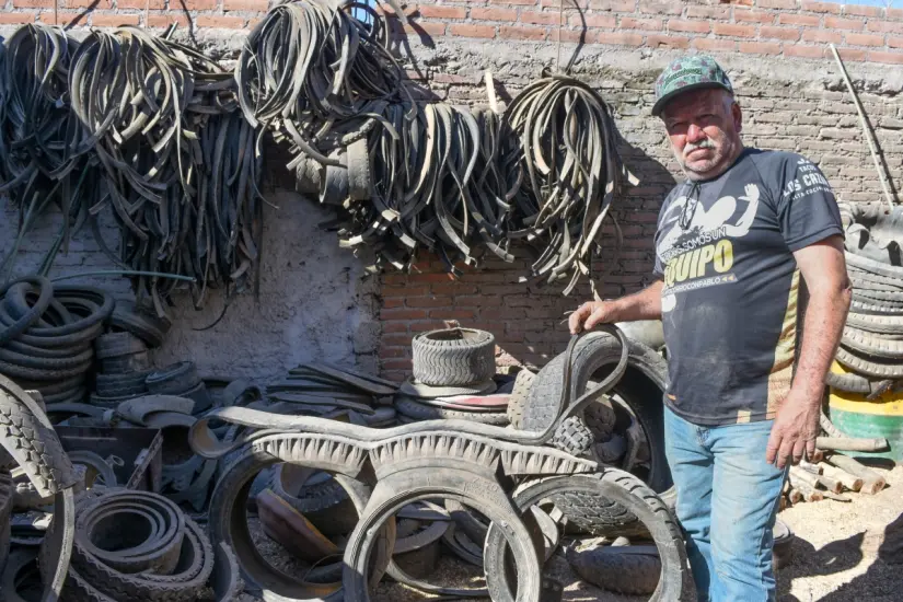 imagen recuadro Don Pablo Ramírez, luego de varias décadas como desponchador de llantas en Loma de Rodriguera, se reinventó y se convirtió en artesano.