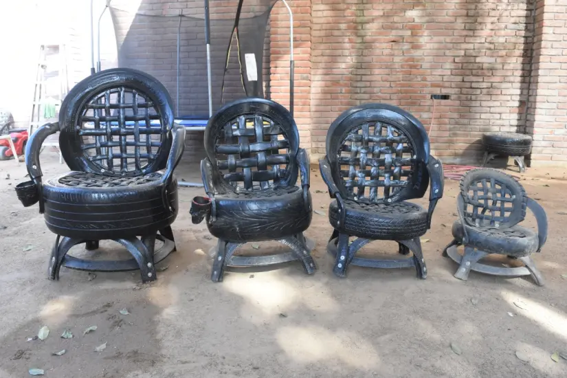 imagen recuadro Sillas tejidas con pedazo de llantas recicladas, son la obra maestra de don Pablo. Sus creaciones son tan admiradas que hasta Alemania fue a parar un juego de sillas con todo y mesa.