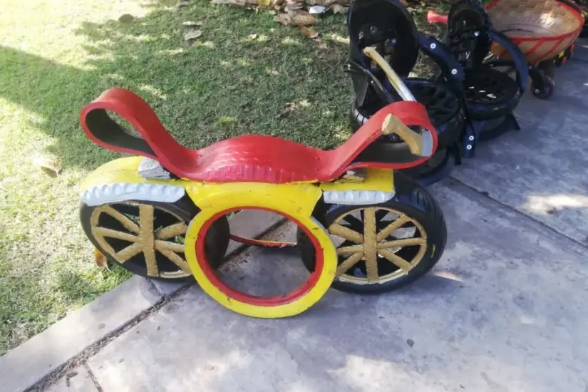 imagen recuadro Creaciones curiosas como este adorno de jardín en forma de una colorida motocicleta, son parte de las creaciones del vecino de Loma de Rodriguera.