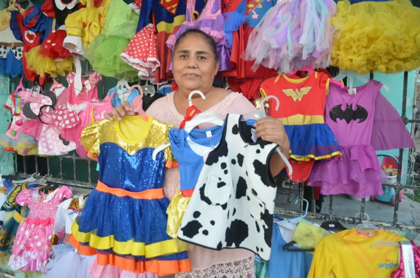 Esperanza convierte su banqueta en un mundo de fantasía con disfraces en la colonia Amistad, Culiacán En cada disfraz que ofrece, no solo llega un traje a la colonia Amistad, sino un trozo de vida: sus recuerdos de lucha, el calor de su amor y la fuerza de su fe convertidos en color y sonrisa. Foto: Juan Madrigal