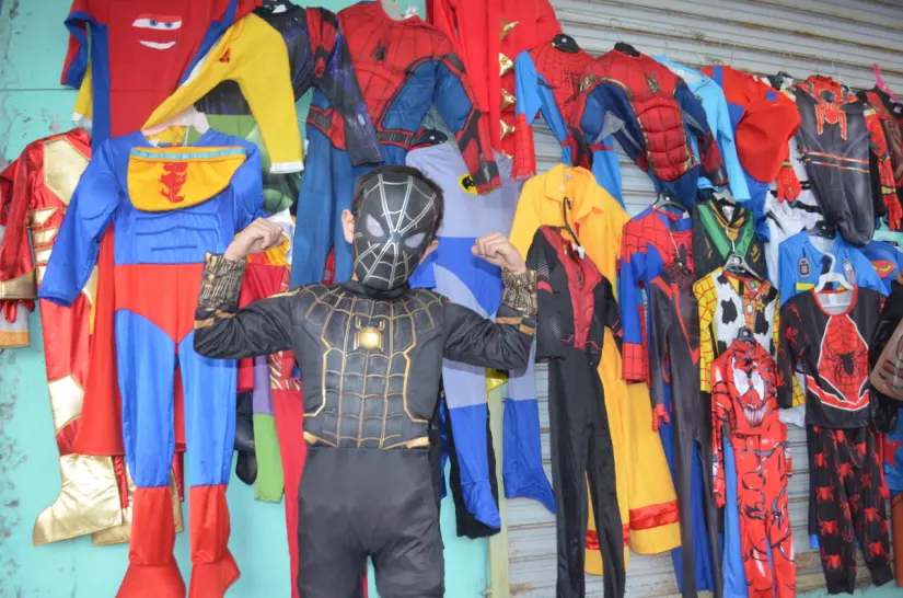 Esperanza convierte su banqueta en un mundo de fantasía con disfraces en la colonia Amistad, Culiacán Desde hace más de 15 años Esperanza se dedica a labores domésticas, trabajo que considera noble y honrado que lo combina con la venta de disfraces y ropa en la banqueta de su hogar en la colonia Amistad. Foto: Juan Madrigal