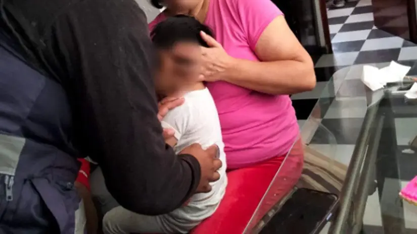 Abuelos del menor de edad agradecen la ayuda de los elementos de seguridad que auxiliaron a su nieto. Foto: Cortesía. Abuelos del menor de edad agradecen la ayuda de los elementos de seguridad que auxiliaron a su nieto. Foto: Cortesía.