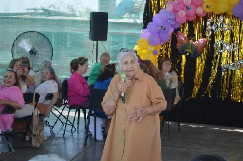 Madres sabias del CDI No. 5 en Culiacán celebran la vida con entrega y alegría Con voz firme y alma vibrante, la señora Evangelina Calderón emocionó al público al recitar “La Casada Infiel” de Federico García Lorca. Foto: Juan Madrigal