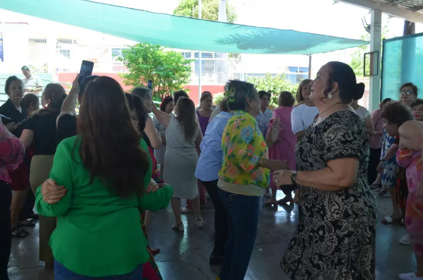 Madres sabias del CDI No. 5 en Culiacán celebran la vida con entrega y alegría El Centro de Desarrollo Integral (CDI) No. 5 del DIF Sinaloa celebró con entusiasmo a las madres adultas mayores, reconociéndolas como guardianas de sabiduría y amor. Foto: Juan Madrigal