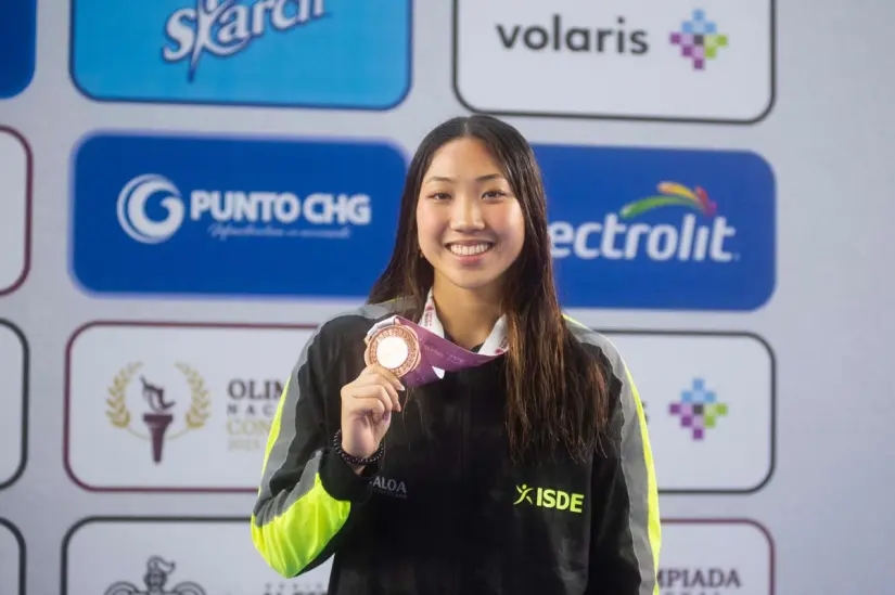 Bryan, Mía y Paloma de Sinaloa ganan tres medallas de bronce en natación CONADE 2025 Mía Chen conquista bronce en natación categoría 17-18 años. Foto ISDE