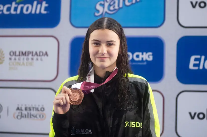 Sinaloa inicia fuerte en natación CONADE 2025 con tres bronces y una generación de jóvenes promesas. Paloma Luna Casillas obtiene bronce en 100 metros dorso femenil. Foto ISDE