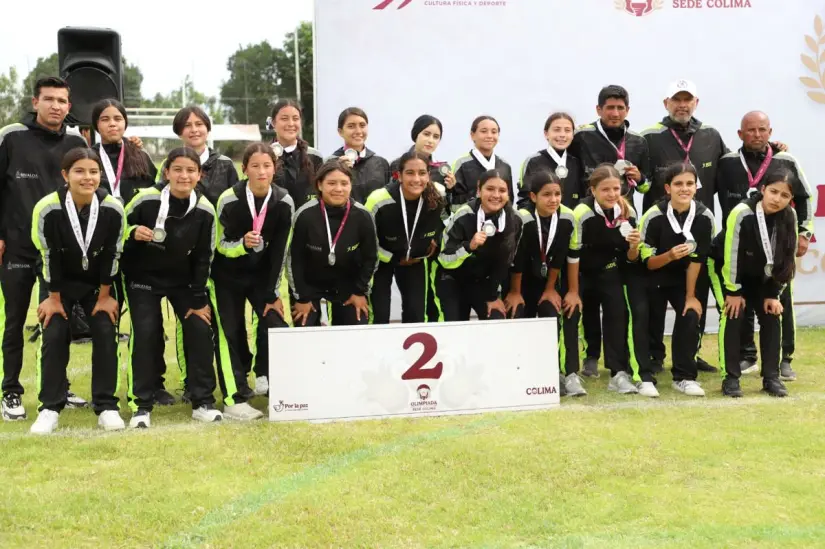 Sinaloa Sub-15 femenil conquista la plata en CONADE 2025 Jóvenes sinaloenses destacan en fútbol femenil Sub 15 con medalla de plata en CONADE 2025. Foto: ISDE