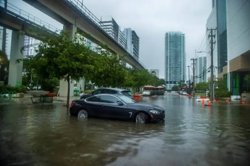 Cómo saber si mi seguro de auto cubre por inundaciones Si la inundación sucede en un estacionamiento, se debe aclarar con las autoridades del lugar. Foto: Cortesía