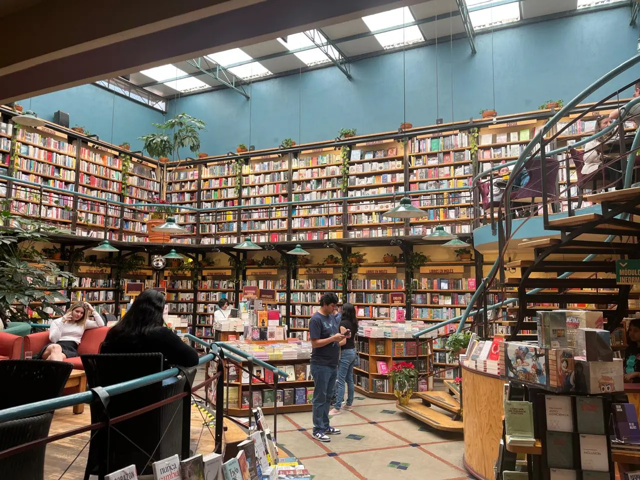 El Péndulo Polanco es un espacio único que integra librería, cafetería, galería de arte y música en vivo en un ambiente cálido decorado con plantas colgantes y estanterías que invitan a perderse entre páginas.