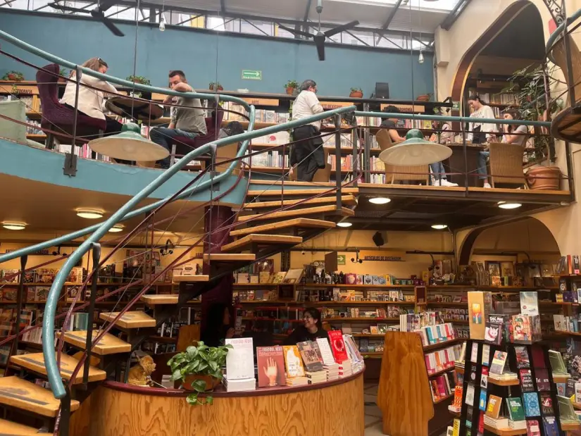 imagen recuadro El Péndulo Polanco, situado en Alejandro Dumas 81, es un oasis cultural que abre todos los días de 8:00 a 22:00 horas.