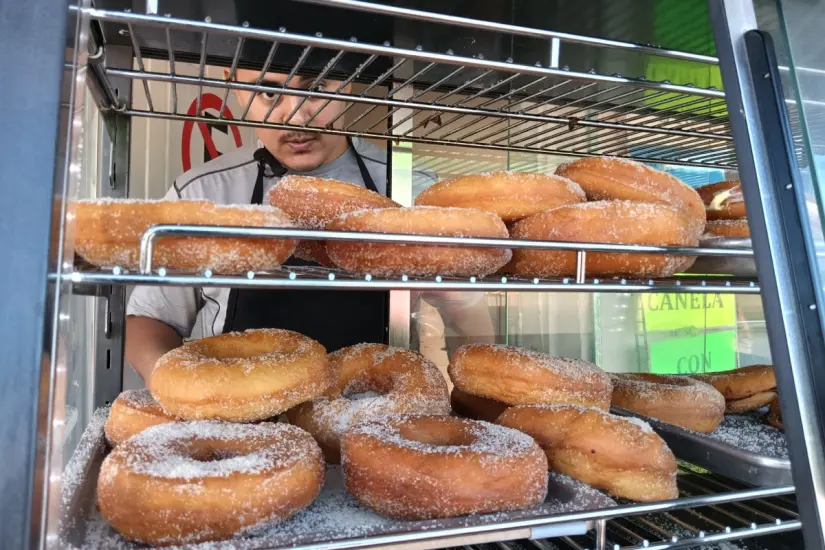 Horacio tiene una amplia variedad de donas en su negocio: azucaradas. glaseadas, con chocolate, rellenas de vainilla o cajeta, solo por mencionar algunas.