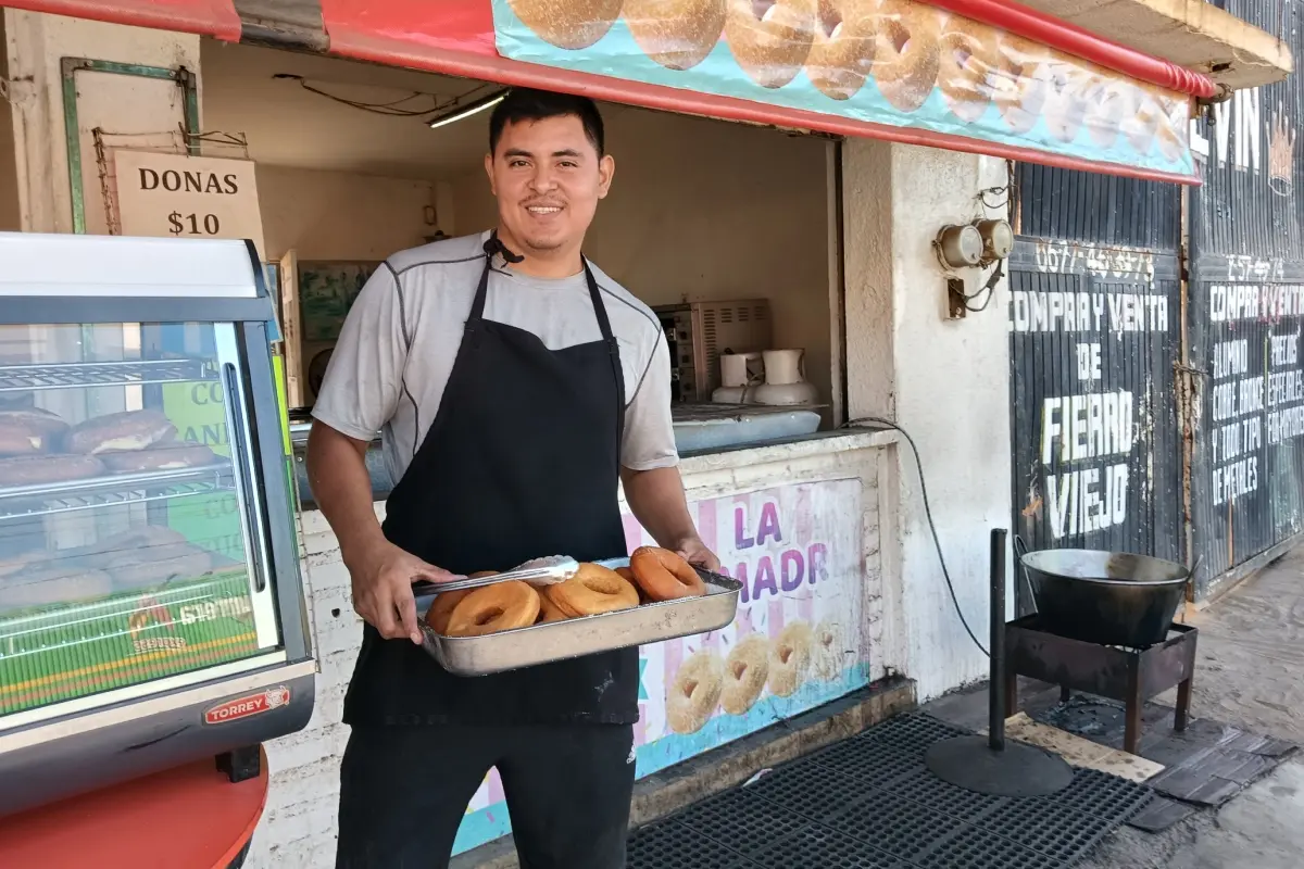 Horacio Tirado, de solo 30 años, combina su pasión por la ingeniería con la venta de donas, un negocio familiar. El establecimiento está por la avenida Álvaro Obregón, entre Profesor Antonio Serrano y Callejón 13, en la colonia Lombardo Toledano.