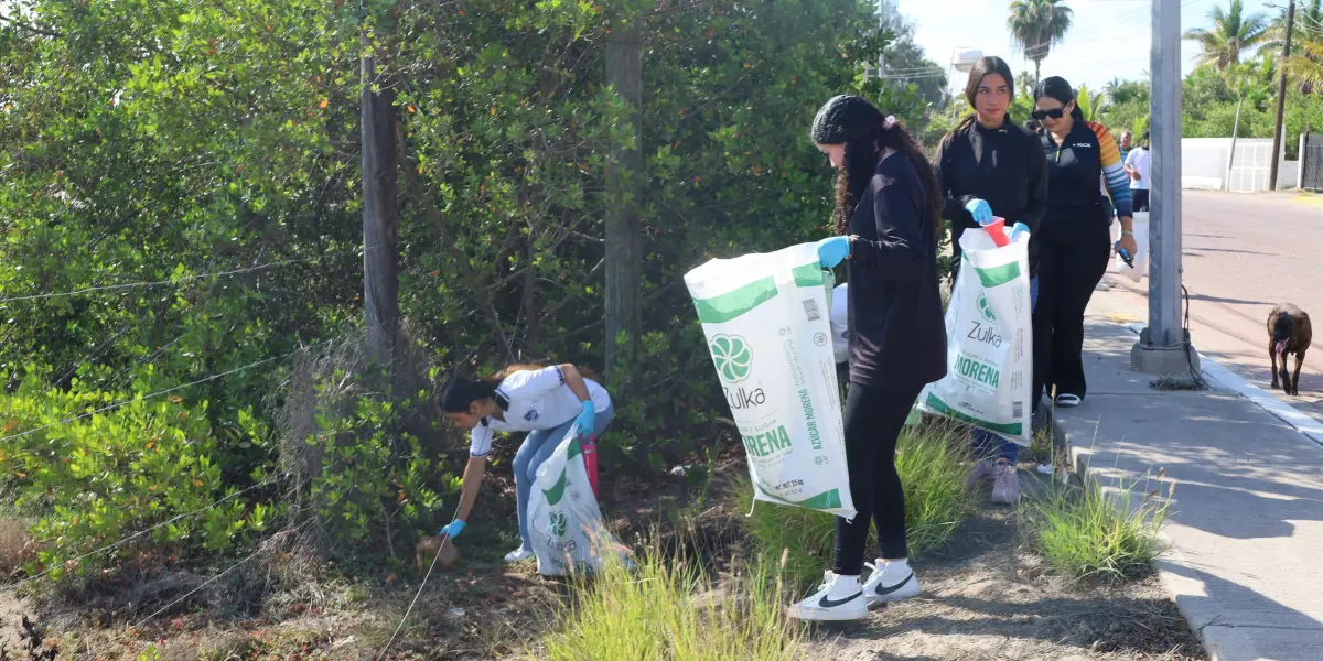 Al menos 450 personas de todas las edades se dieron cita para limpiar las playas de Navolato.
