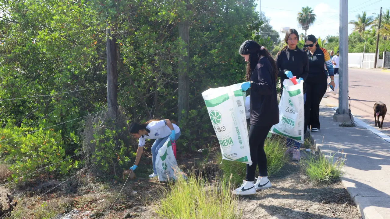 Al menos 450 personas de todas las edades se dieron cita para limpiar las playas de Navolato.