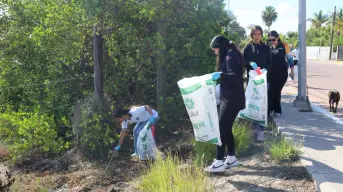 Más de 450 personas se unen para limpian playas en Navolato. Lo hacen por amor a su tierra