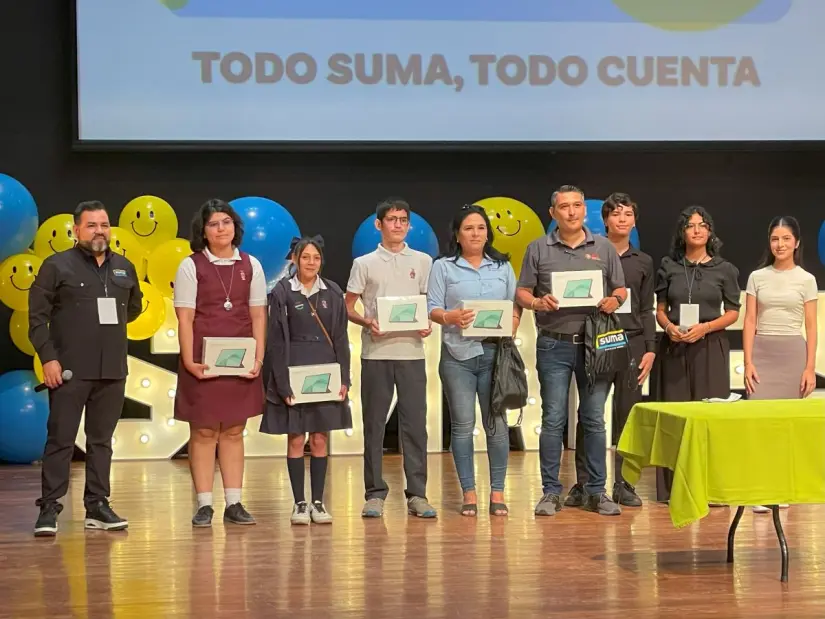 Líderes de Paz ganadores de tablets durante el Suma Fest 2025