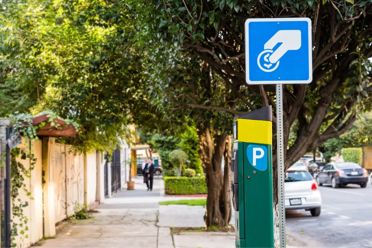 Los parquímetros suelen instalarse en zonas urbanas con alta demanda de estacionamiento. Pagarlo es un proceso sencillo si conoces las opciones disponibles y sigues los pasos adecuados.