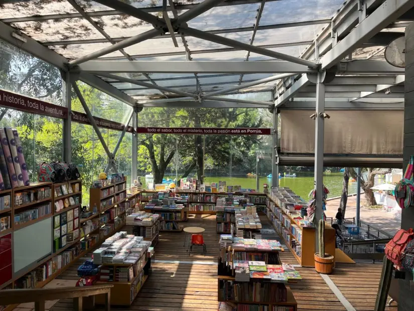 imagen recuadro La librería Porrúa, ubicada frente al Lago Mayor, ofrece un entorno natural ideal para leer al aire libre.