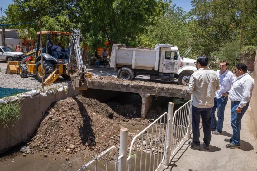 El alcalde Juan de Dios Gámez Mendivil recorre el arroyo El Piojo, con el objetivo de supervisar trabajos de limpieza. Foto: Cortesía. El alcalde Juan de Dios Gámez Mendivil recorre el arroyo El Piojo, con el objetivo de supervisar trabajos de limpieza. Foto: Cortesía.