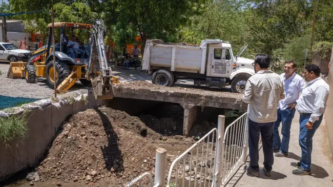 Juan de Dios Gámez supervisa limpieza del arroyo El Piojo para prevenir inundaciones. Foto: Cortesía.