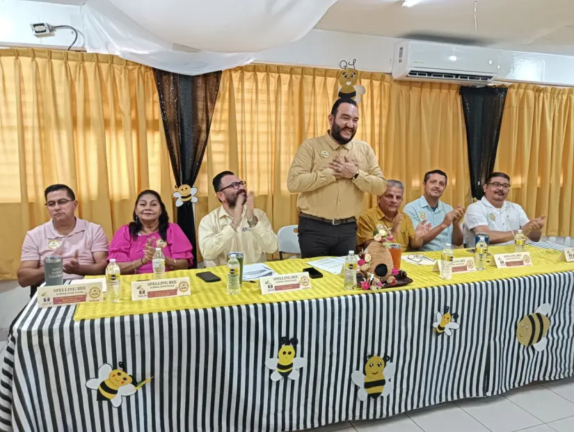 imagen recuadro Autoridades escolares encabezadas por el maestro Víctor Armando Rosas Ramírez, Supervisor de la Zona Escolar No.9 de Secundarias Generales.