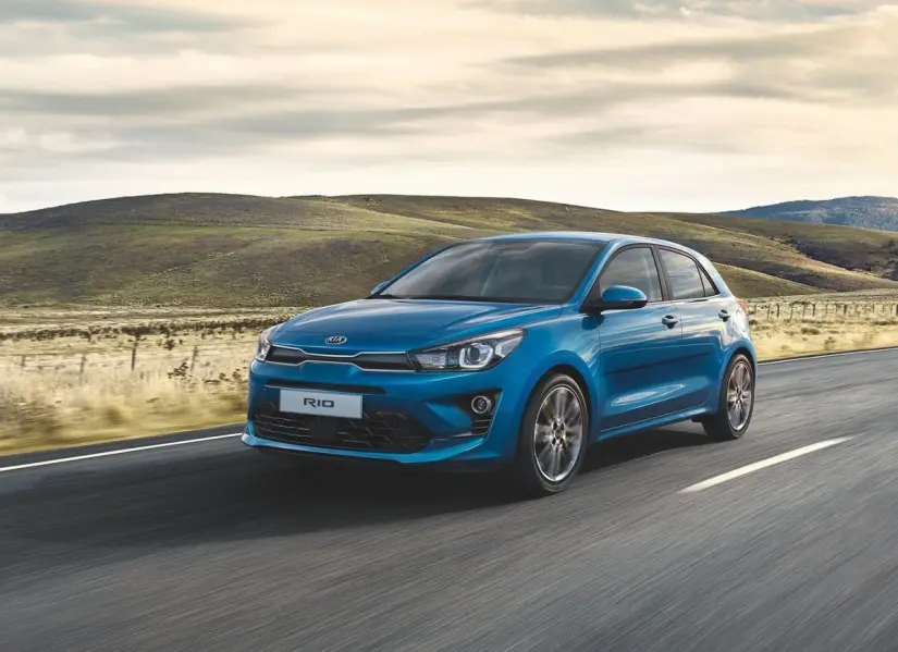 Autos que puedes comprar con mensualidades de 2 mil pesos El Kia Rio es una opción ideal para presupuestos limitados. Foto: Kia