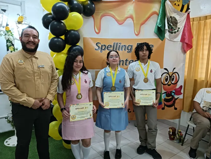 imagen recuadro Dianna Nochol Jones, Ana Vasti Ceyca Jáuregui y Juan Manuel Rodríguez Álvarez, junto al maestro Víctor Armando Rosas Ramírez, Supervisor de la Zona Escolar.