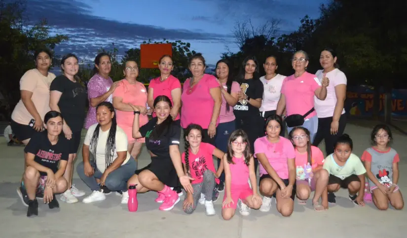 Fanny Fitness pone ritmo al parque en Culiacán Donde antes había silencio, ahora hay vida: Lilian Estefany y su grupo de entusiastas chicas llenan de energía y alegría el parque de la colonia Toledo Corro. Foto: Juan Madrigal