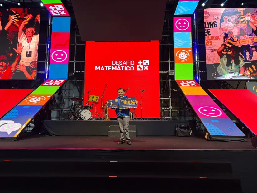 Los niños culichis Nelson André y Mateo Sebastián logran primeros lugares en concurso internacional de Spelling Bee en Guadalajara Mateo Sebastián recibiendo su premio del 1er lugar. Foto: TBN
