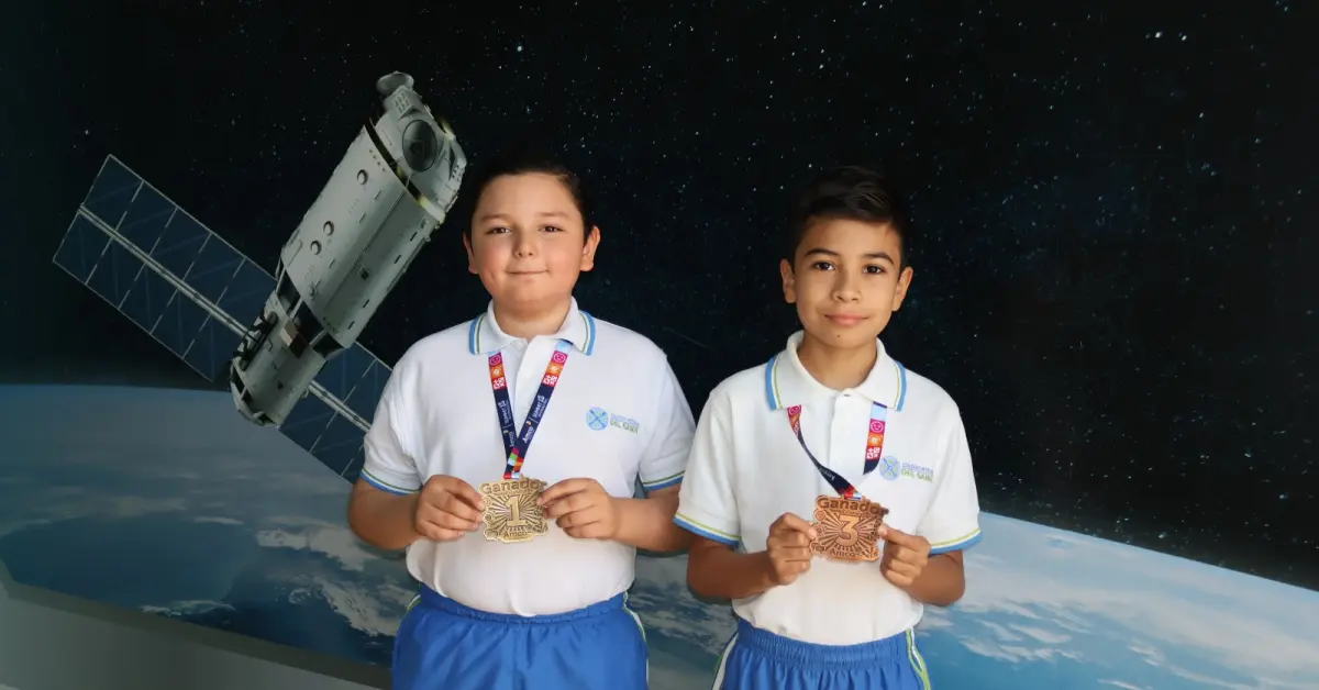 Los culichis Nelson André y Mateo Sebastián brillan en concurso internacional de Spelling Bee en Guadalajara