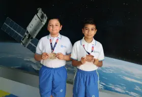 Los culichis Nelson André y Mateo Sebastián brillan en concurso internacional de Spelling Bee en Guadalajara