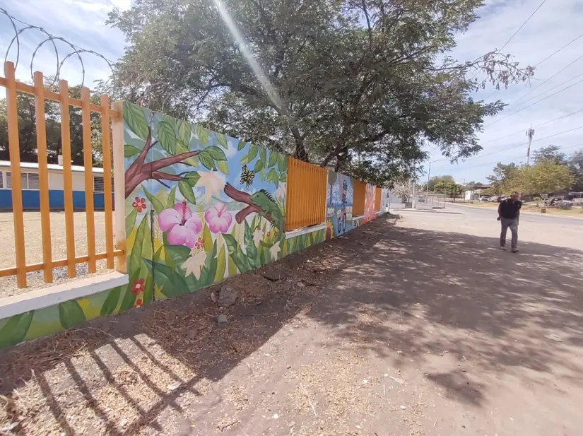 Pintan murales de paz en primarias de Culiacán Arte con propósito: coloridos murales en barda escolar promueven la paz en la colonia 8 de Febrero. Foto: Juan Madrigal