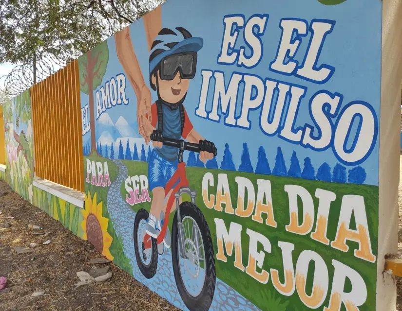 Pintan murales de paz en primarias de Culiacán Arte con propósito: coloridos murales en barda escolar promueven la paz en la colonia 8 de Febrero. Foto: Juan Madrigal
