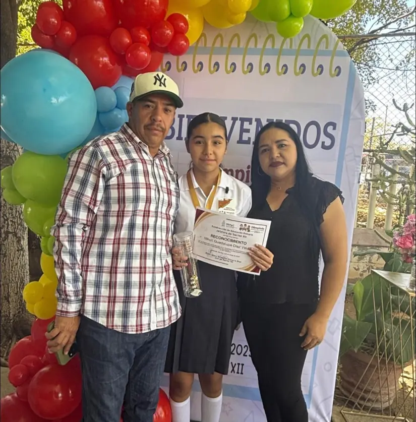 Sus padres, Jesús Alberto Díaz López y Dulce Karina Velázquez Servin siempre han estado pendientes de apoyar a su hija en cada oportunidad educativa.
