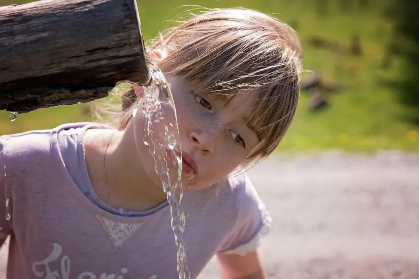 Niña bebiendo agua. Foto. Pixabay. Niña bebiendo agua. Foto. Pixabay.