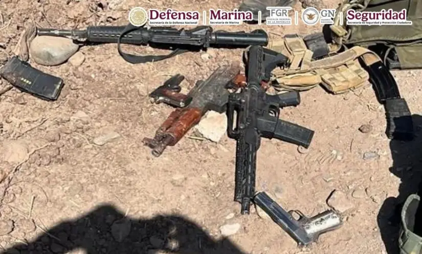 Enfrentamiento en Culiacán deja 2 detenidos y 2 agresores abatidos; aseguran armas y vehículos Armas, cartuchos y cargadores fueron asegurados tras el enfrentamiento. Foto: SSPC