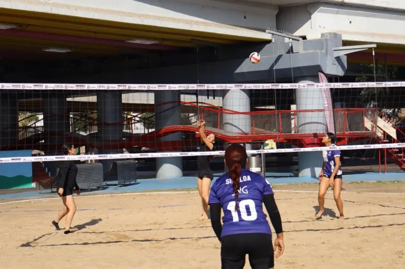 Hilda Gaxiola inspira a nuevas generaciones en torneo de voleibol Deportistas sinaloenses destacan en inauguración de torneo de playa. Foto: IMDEC