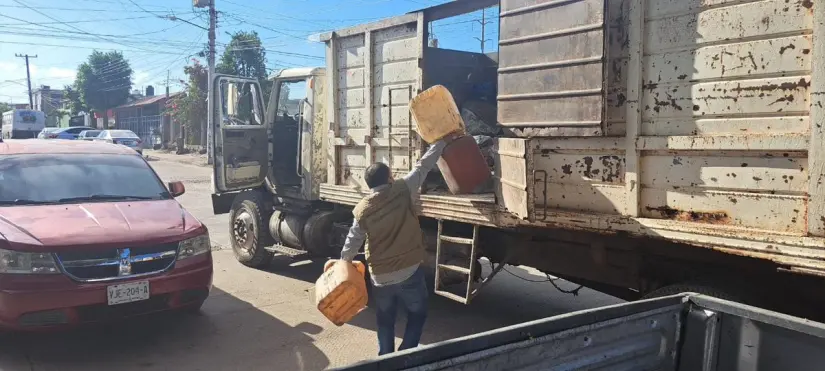 Vecinos de la Emiliano Zapata participan en descacharrización para prevenir el dengue en Culiacán. Con éxito, realizan descacharrización en colonia del sur de Culiacán ante temporada de lluvias.