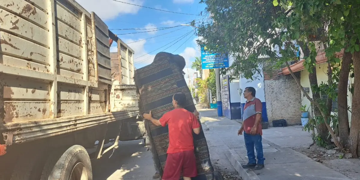 Vecinos de la colonia Emiliano Zapata se suman con entusiasmo a la jornada de descacharrización en Culiacán.