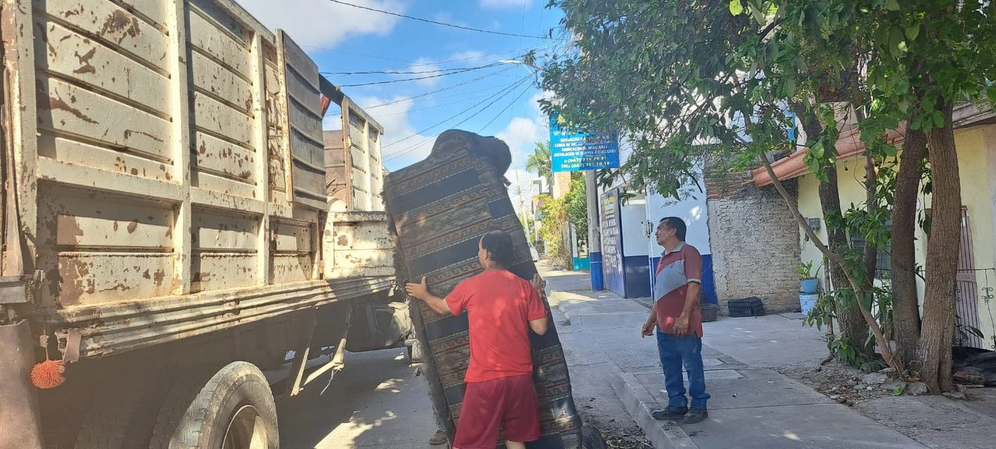 Vecinos de la colonia Emiliano Zapata se suman con entusiasmo a la jornada de descacharrización en Culiacán.
