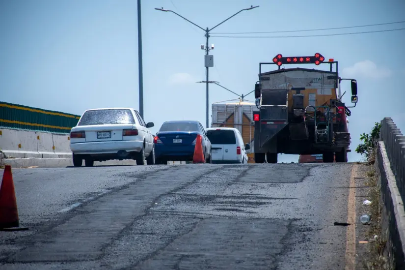 Bacheo y reductores mejoran seguridad vial en Culiacán Culiacán apuesta por la movilidad segura con acciones de rehabilitación de vialidades.