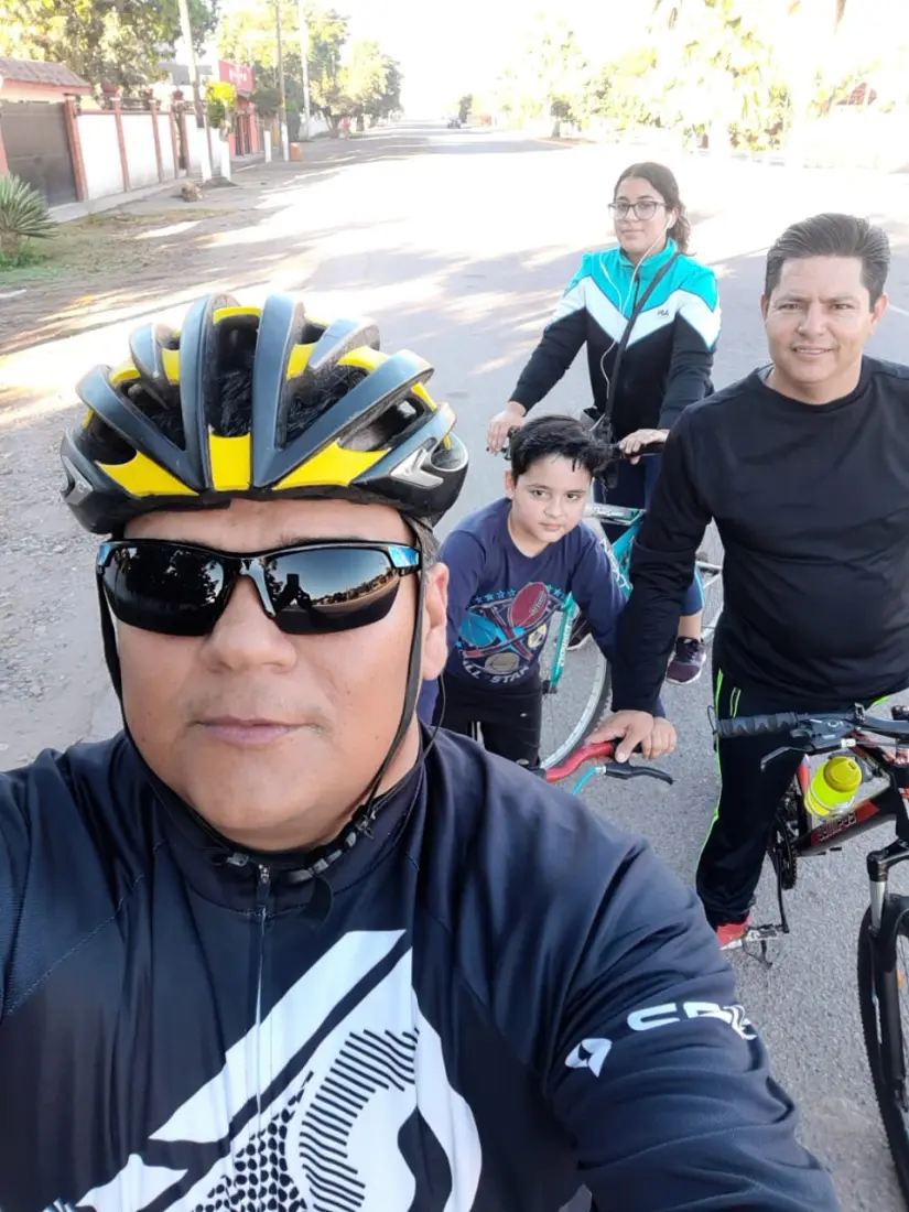 Junto con su amigo Aarón Hermosillo y su familia realizan actividades que lo hacen sentir valorado. Junto con su amigo Aarón Hermosillo y su familia realizan actividades que lo hacen sentir valorado.