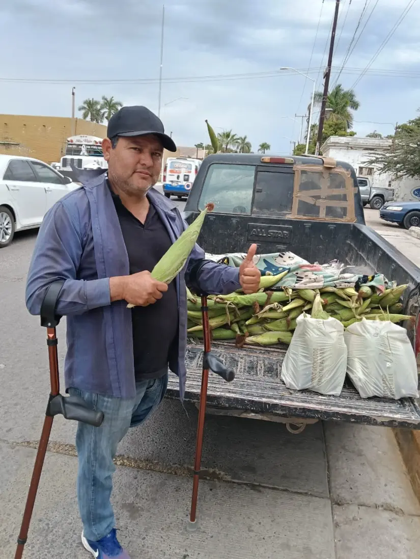 La venta de elotes y de productos de temporada le permiten ser una persona económicamente activa. La venta de elotes y de productos de temporada le permiten ser una persona económicamente activa.
