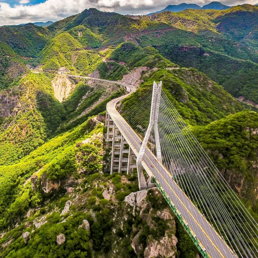 imagen recuadro Un proyecto industrial que tardo más de una década en construcción / Puente