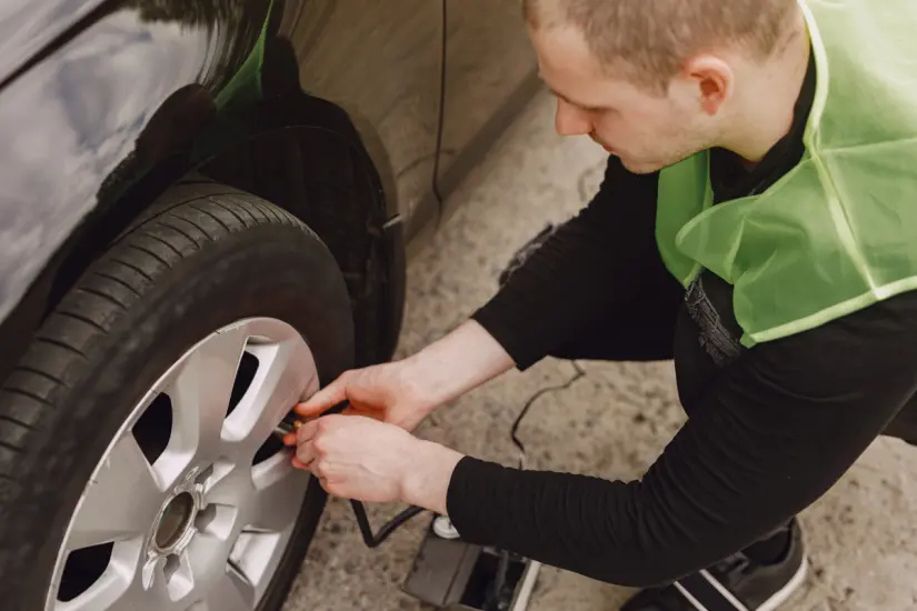 Revisa la presión de las llantas de tu auto. Foto: Freepik Revisa la presión de las llantas de tu auto. Foto: Freepik