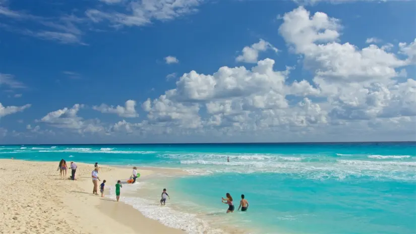 Conoce Playa Delfines ubicada en Cancún. Foto: Expedia. Conoce Playa Delfines ubicada en Cancún. Foto: Expedia.