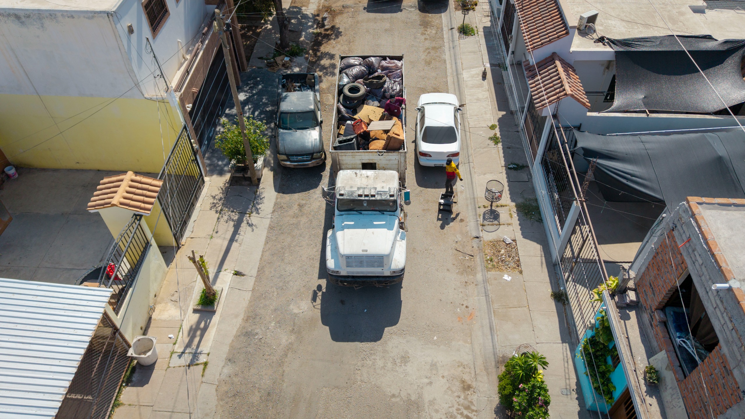 Vecinos de San Benito en Culiacán se suman a la descacharrización para prevenir dengue y zika