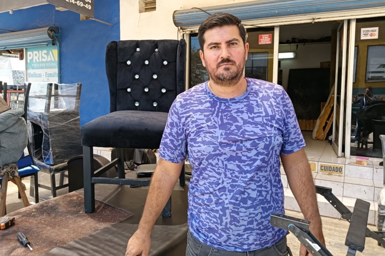 La historia de Saúl, el tapicero que transformó un sillón viejo en un nuevo comienzo en Culiacán
