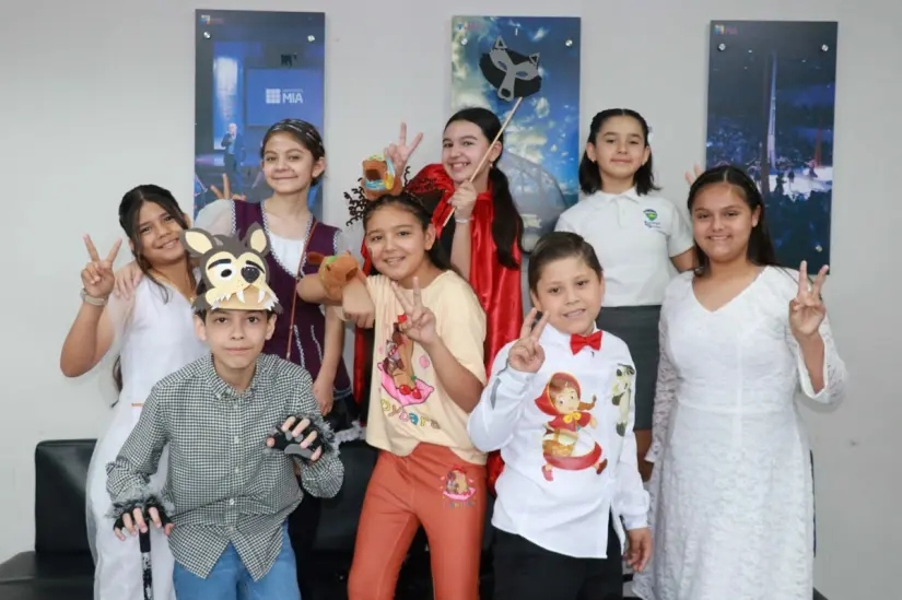 2º Concurso de Cuentacuentos “Cuéntamelo otra vez” 2025 Los ocho finalistas en acción sobre el escenario del Teatro MIA, demostrando habilidades actorales, carisma y una gran conexión con el público. Foto: IMCC