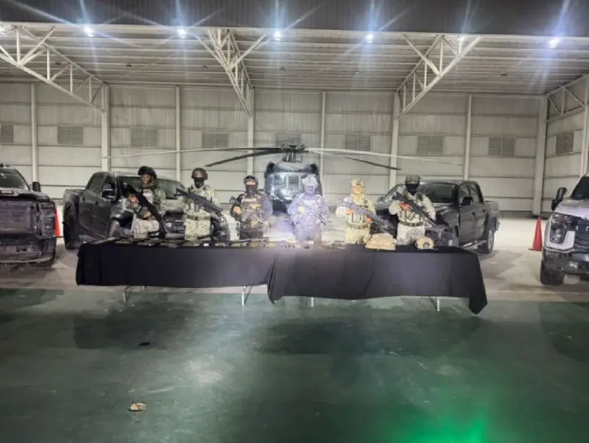 Defensa decomisa arsenal y vehículos en Cerralvo, Nuevo León Material asegurado. Foto: Defensa